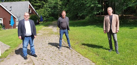 Beim Rundgang durch das Feriendorf Eckenhof: Mirko Witkowski (von links), Jasper Schadendorf und Andreas Hase.