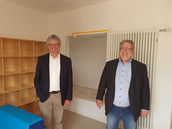 Beim Rundgang durch die fast fertige Schule: Bürgermeister Franz Moser (von links) und Mirko Witkowski. Foto: Klank