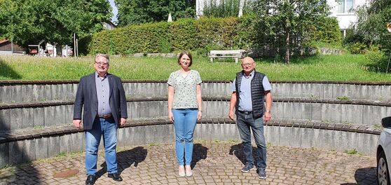 SPD-Bundestagskandidat Mirko Witkowski (von links) im Gespräch mit Romana Bräu und Hans-Peter Storz.