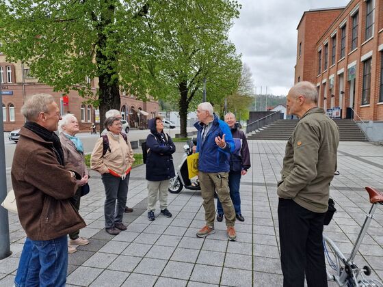 Klaus Schätzle führte die Naturfreunde aus Rottweil auf den Spuren der Sozialdemokratie in Sulz. Foto: Mirko Witkowski
