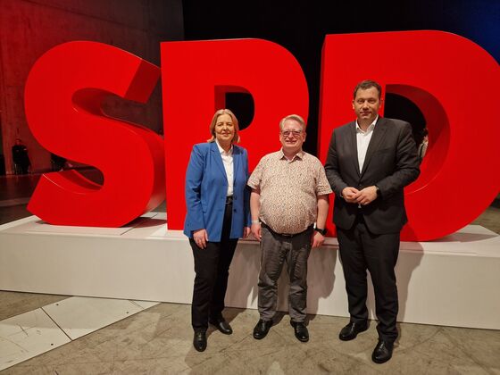 SPD-Kreisvorsitzender Mirko Witkowski (Mitte) gratuliere Bärbel Bas und Lars Klingbeil zur Wahl als Parteivorsitzende.