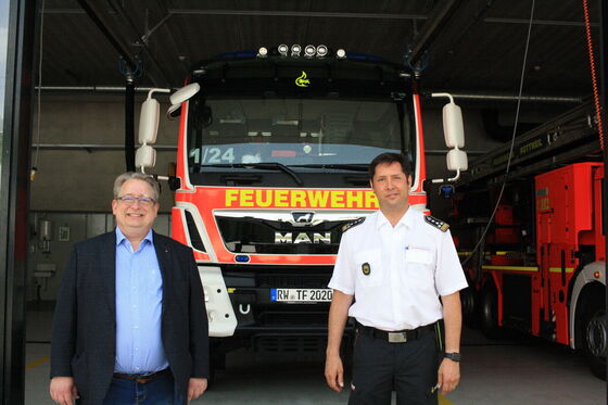 Mirko Witkowski (von links) zusammen mit Rottweils Stadtbrandmeister Frank Müller. Foto: Anton Graf