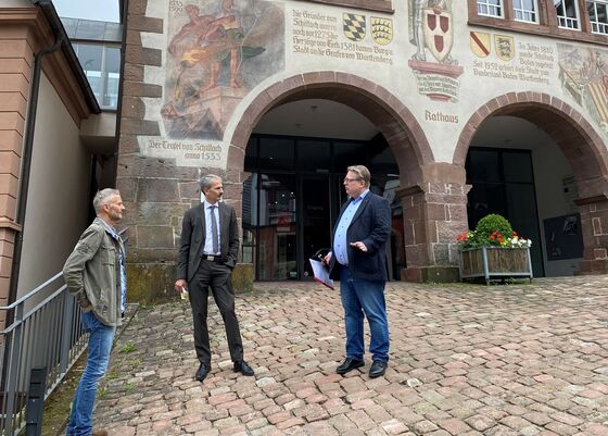 Uli Kohler (von links), Bürgermeister Thomas Haas und Mirko Witkowski. Foto: Nicole Fischer