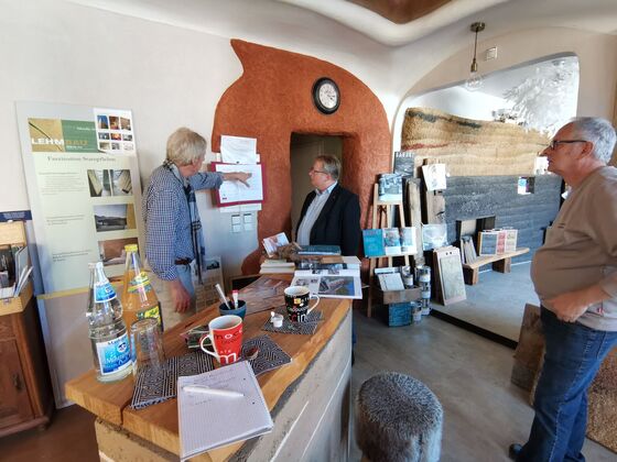 Mirko Witkowski (Mitte) mit den beiden Firmenchefs Stefan Glück (links) und Thomas Glück (rechts) .