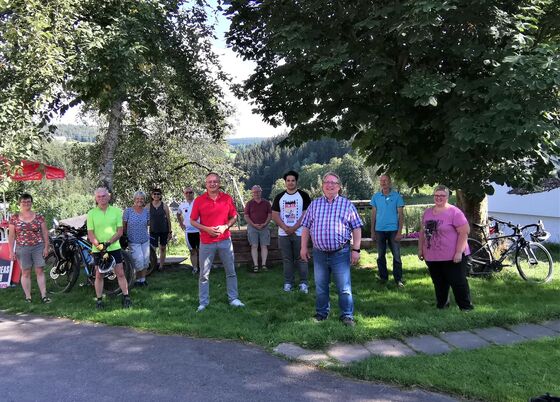 Auf dem Mooshof fand die Radtour mit Andreas Stoch (vorne links) und Mirko Witkowski (vorne rechts) ihren Abschluss.
