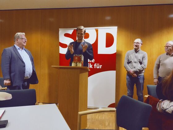 Mirko Witkowski (von links) und Robin Mesarosch mit Jürgen Lurk und Berthold Kammerer. Foto: Holzhauer