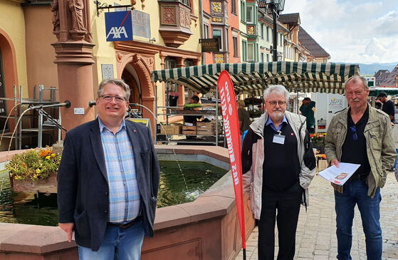 Mirko Witkowski (von links), Arved Sassnick und Josef Gudelius am Infostand in Rottweil. Foto: pm