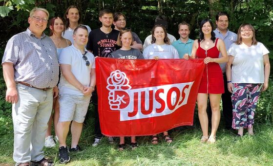 Das Team um Ali Zarabi (2.v.r. zusammen mit der Juso-Landesvorsitzenden Lara Herter (r.) und Mirko Witkowski (l.).