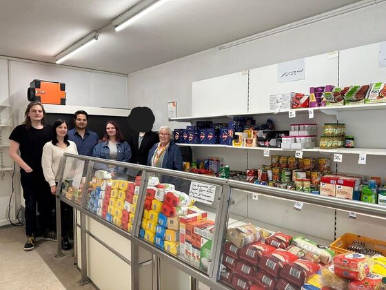 Die Jusos überbringen dem Tafelladen Schramberg die gesammelten Lebensmittel.