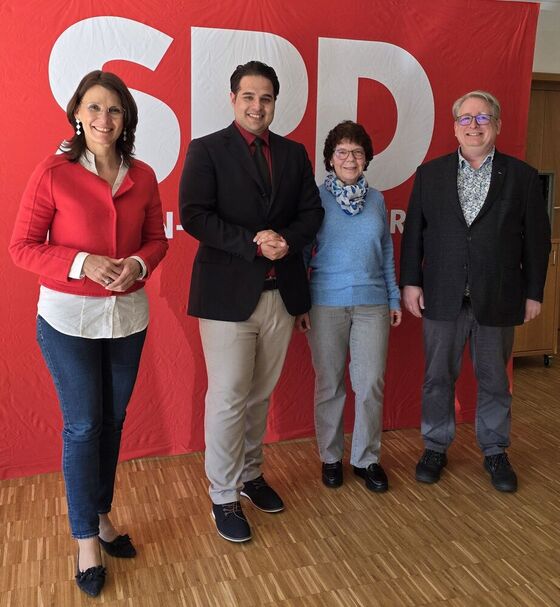 Ali Zarabi (2. v. l.) mit Pia Fischinger (2. v. r.) und Mirko Witkowski (r,) sowie Rita-Schwarzelühr-Sutter (l.).